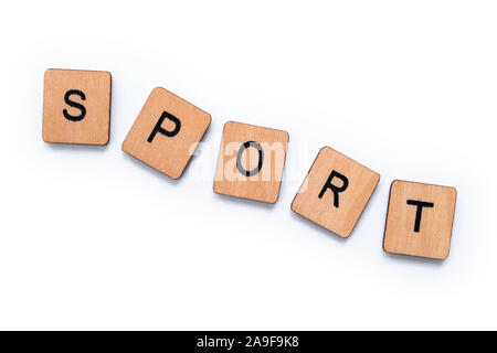 Das Wort SPORT, Dinkel mit hölzernen Buchstabensteine über einem weißen Hintergrund. Stockfoto