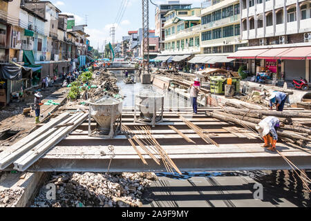 Bangkok, Thailand - 25. September 2018: Bauarbeiter an einem Kanal, Chinatown, Bangkok, Thailand Stockfoto