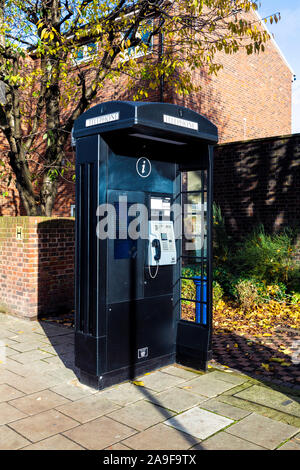 Neu - style moderne schwarze Feld mit kostenfreiem Zugang der Öffentlichkeit wi-fi und Touchscreen mit lokalen Karten und Werbung, London, UK Stockfoto