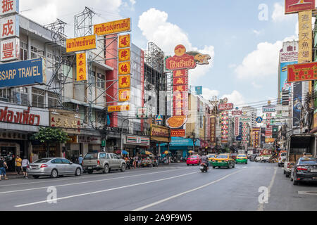 Bangkok, Thailand - 25. September 2018: Blick hinunter Yaowarat Road, Chinatown. Dies ist die Hauptstraße in der Gegend. Stockfoto