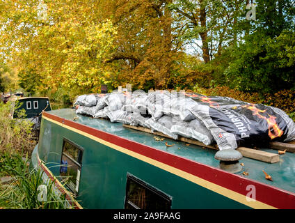 Für den Winter ausgestattet, Phurnacite auf dem Dach eines 15-04 auf der Hythe Bridge Street Arm der Oxford Canal in Oxford. Stockfoto