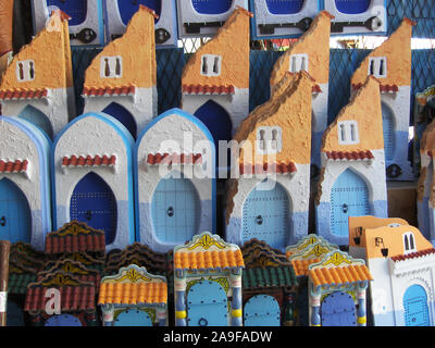 Kunsthandwerk und Souvenirs in Chefchaouen, Marokko, mit dem typischen blauen Türen verkauft Stockfoto