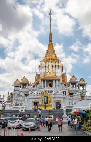 Bangkok, Thailand - 26. September 2018: Touristen, Wat Traimit in Chinatown. Dies ist einer der wichtigsten Tempel in der Gegend Stockfoto