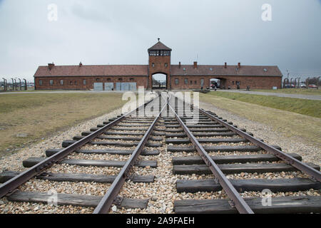 Eisenbahn und Tor Gebäude des KZ Auschwitz-Birkenau, Auschwitz, Pol Stockfoto