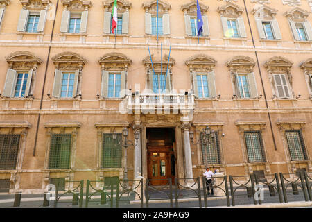 Rom, Italien, 16. SEPTEMBER 2019: Eingang des Palazzo Madama Palast ist der Sitz des Senats der Italienischen Republik, Italien. Stockfoto