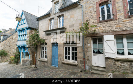 Dinan, Cotes-d-Rüstung/Frankreich - 19. August 2019: Blick auf das historische Fachwerk- und Steinhäuser in der Rue du Petit Fort Straße in der Altstadt von Di Stockfoto