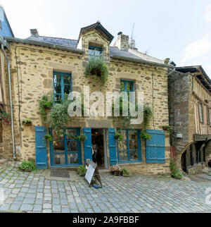 Dinan, Cotes-d-Rüstung/Frankreich - 19. August 2019: Blick auf das historische Fachwerk- und Steinhäuser in der Rue du Petit Fort Straße in der Altstadt von Di Stockfoto