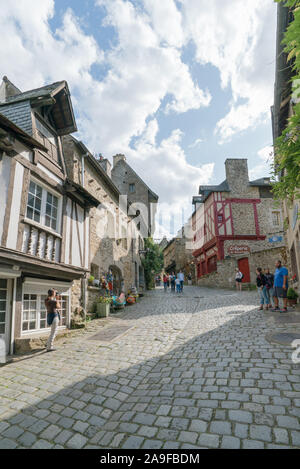 Dinan, Cotes-d-Rüstung/Frankreich - 19. August 2019: Touristen genießen ein Besuch in der historischen Altstadt von Dinan in der Bretagne Stockfoto