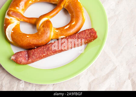 Ein Bild von einem typisch deutschen Wurst mit einer Brezel Stockfoto