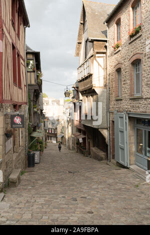 Dinan, Cotes-d-Rüstung/Frankreich - 19. August 2019: Touristen genießen ein Besuch in der historischen Altstadt von Dinan in der Bretagne Stockfoto