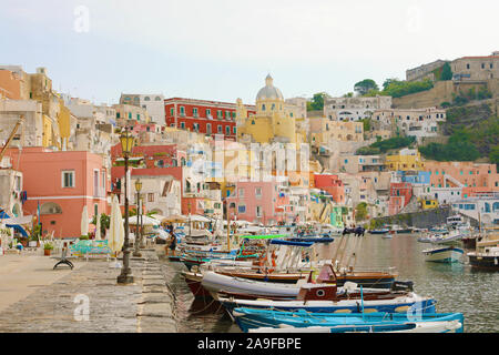 PROCIDA, Italien, 19. SEPTEMBER 2019: Schöne bunte Hafen der Insel Procida, Neapel, Italien. Stockfoto