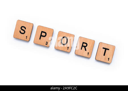 London, UK, 12. Juni 2019: Das Wort SPORT, Dinkel mit hölzernen Buchstabensteine über einem weißen Hintergrund. Stockfoto