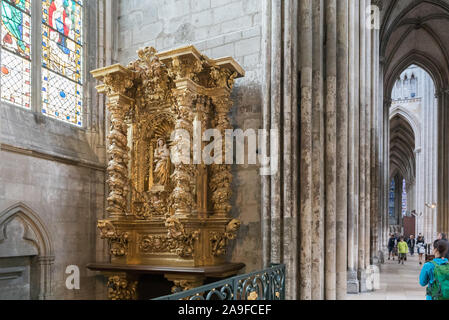 Rouen, Seine-Maritime/Frankreich - 12. August 2019: Touristen, und bewundern Sie die Architektur und das Innere der Kathedrale von Rouen Stockfoto