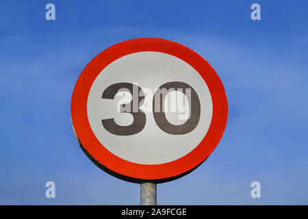 30 mph Geschwindigkeitsbegrenzung am Straßenrand Warnschild Vereinigtes Königreich Stockfoto