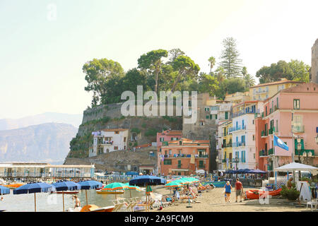 SORRENTO, Italien - 18 SEPTEMBER 2019: Resort Village von Sorrento, Mittelmeer, Italien. Stockfoto