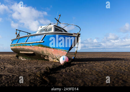 Kleines Fischerboot Festlegung in einem Feld neben dem Hafen, Hafen Gnade, Neufundland Labrador Stockfoto