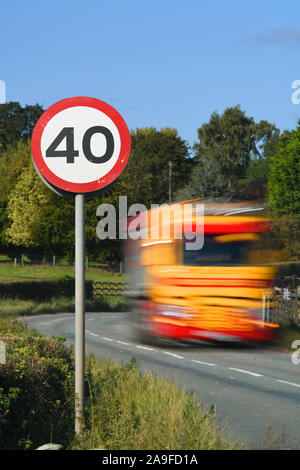 Lkw vorbei am Straßenrand 40 mph Geschwindigkeitsbegrenzung Warnschild Vereinigtes Königreich Stockfoto