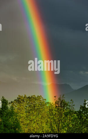 Buntr wunderschöne Regenbogen am Himmel Stockfoto