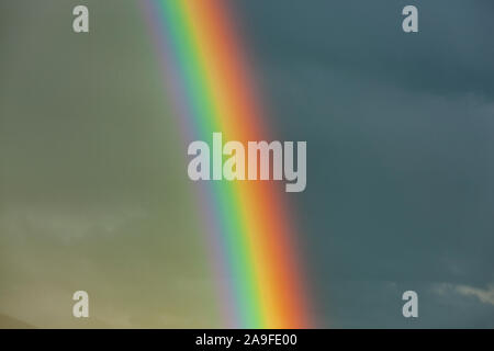 Buntr wunderschöne Regenbogen am Himmel Stockfoto