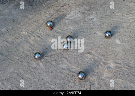 Petanque, Kugeln in einem Sandkasten. Stockfoto