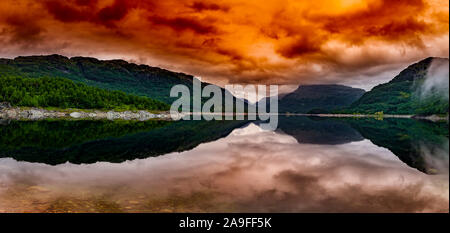 Sonnenuntergang auf dem Sognefjord mit Wasser Nivellierung Stockfoto