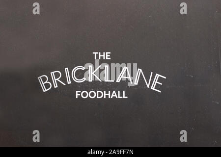 Zeichen der Bricklane Foodhall auf der Brick Lane, London, Großbritannien Stockfoto