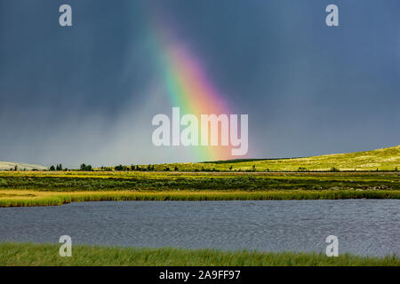 Regenbogen über einem See in Norwegen Stockfoto