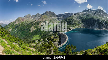 Lac de Cap de Long im Massiv des Naturschutzgebiet Néouvielle im Nationalpark der Pyrenäen Stockfoto