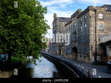 Die schiffbaren Kanal Abschnitt des Flusses Witham durch Lincoln vor Doughty die Ölmühle Gebäude Stockfoto