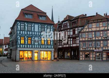 Schmalkalden, Deutschland. 08 Nov, 2019. Renovierte Fachwerkhäuser in der historischen Altstadt von Schmalkalden charakterisieren. Die Tante Clair Bäckerei ist in einem restaurierten Fachwerkhaus auf der Schmalkalder Altmarkt, wo das Licht am frühen Morgen leuchtet untergebracht. Quelle: Stephan Schulz/dpa-Zentralbild/ZB/dpa/Alamy leben Nachrichten Stockfoto