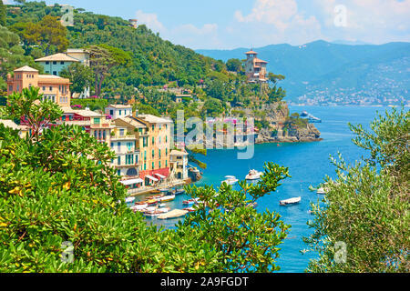 Landschaft mit Stadt und Hafen von Portofino, Italien Stockfoto