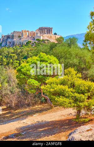 Blick auf die Akropolis und den öffentlichen Park auf einem Hügel der Nymphen in Athen, Griechenland - griechische Landschaft Stockfoto