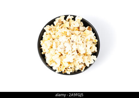 Schwarzes Schüssel mit Popcorn auf weißem Hintergrund