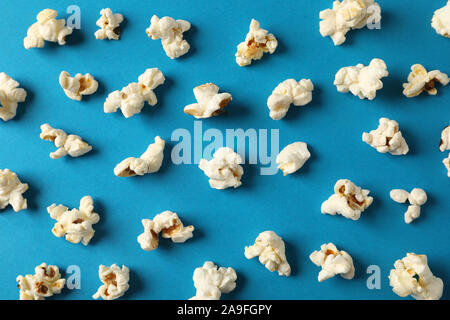 Flach Zusammensetzung mit Popcorn auf blauem Hintergrund, Nahaufnahme Stockfoto