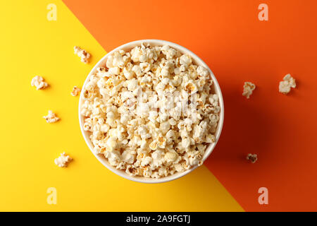 Flach Komposition. Eimer mit Popcorn auf zwei ton Hintergrund Stockfoto