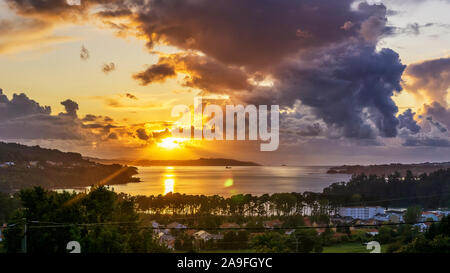 Spektakuläre bewölkter Sonnenuntergang über Ares Mündung Cabañas La Coruña Galicien Spanien Stockfoto