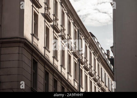 Typisch österreichisch-ungarischen Fassaden Witz der alten Fenster in eine Straße der Innere Stadt, die Innenstadt von Wien, Österreich, im 1. Bezirk Bezirk der Aus Stockfoto