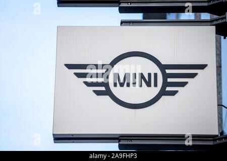 Wien, ÖSTERREICH - NOVEMBER 6, 2019: Mini Logo auf ihren wichtigsten Händler store in Wien, Österreich. Auch bekannt als Austin oder Cooper, Mini ist ein britisches Auto Stockfoto