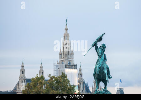 Statue des Erzherzogs Karl, Erzherzog Karl, aus dem 19. Jahrhundert, am Heldenplatz, mit der Stadt Halle, Rathaus, in der Innenstadt von Vi Stockfoto