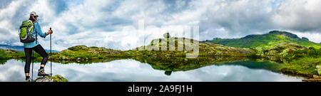 Frau mit Rucksack beim Wandern an einem See Stockfoto