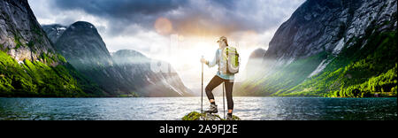 Frau mit Rucksack beim Wandern an einem Fjord in Norwegen Stockfoto