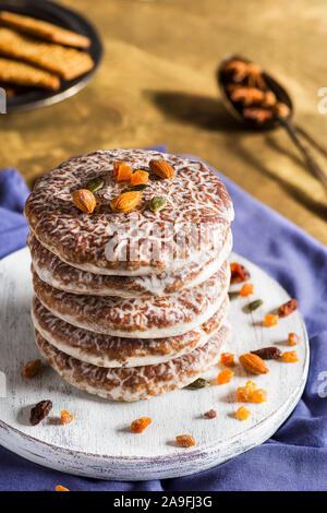 Lebkuchen, typisch würzigen Weihnachtsplätzchen deutscher Herkunft, vor allem Nürnberg, auf rustikalen Hintergrund. Stockfoto