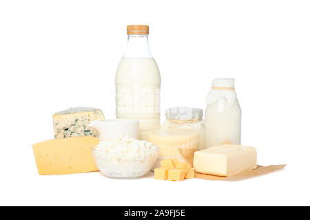 Frische Milchprodukte auf weißem Hintergrund. Käse, Milch, Butter Stockfoto