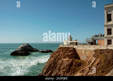 Küstenlandschaft des Seal Rock, einschließlich der riesigen Kamera/Camera Obscura mit seitlichem Cliff House. San Francisco, CA, USA Stockfoto