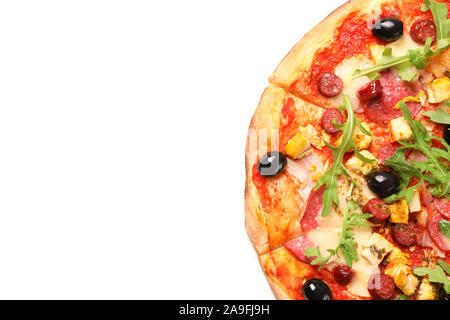 Fleisch Pizza mit Rucola auf weißem Hintergrund, Ansicht von oben Stockfoto