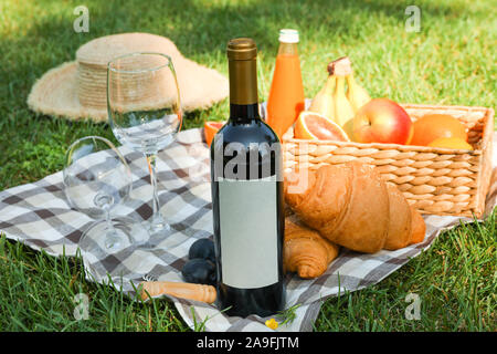 Picknick Komposition mit Wein und Essen gegen grüne Gras, Platz für Text Stockfoto