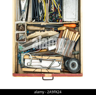 Verwendet es tun sich Arbeit hardaware Werkzeuge in einer Schublade Draufsicht, weißer Hintergrund Stockfoto