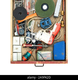 Alte do-it-yourself-Arbeiten hardaware Werkzeuge in einer Schublade Draufsicht, weißer Hintergrund Stockfoto