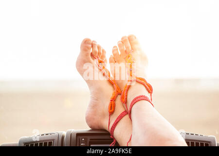 Legen Sie die Füße hoch und im Auto am Strand entspannen Stockfoto