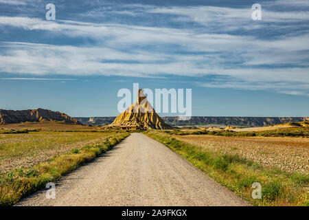 Straße durch die Halbwüste Bardenas Reales in Spanien Stockfoto